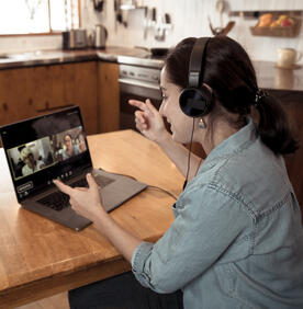 가상 회의 중 노트북을 사용하는 젊은 여성